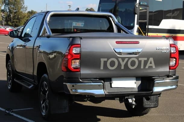 2023 Toyota Hilux 4x4 SR5 image 11