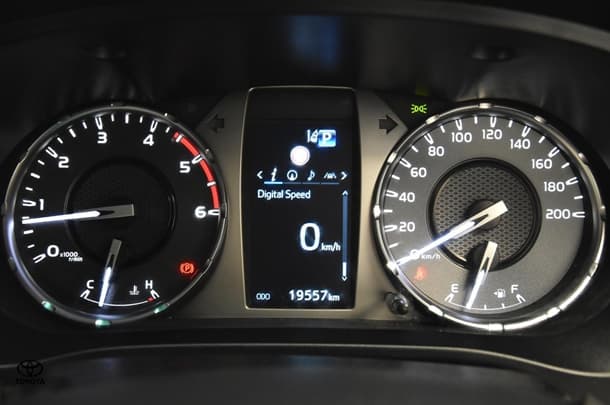 2024 Toyota Hilux 4x4 SR5 image 10