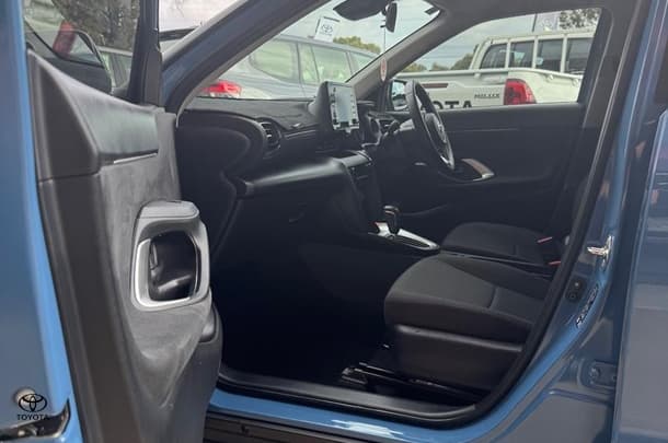 2022 Toyota Yaris Cross Hybrid GXL image 11