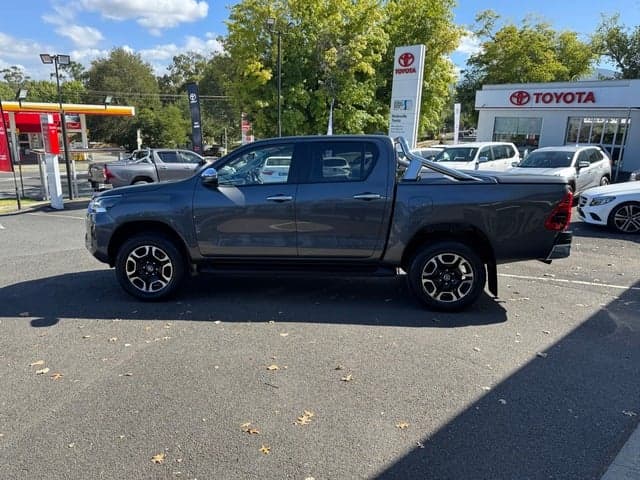 2023 Toyota Hilux SR5 image 4