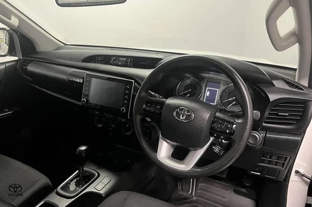 2024 Toyota Hilux SR image 10