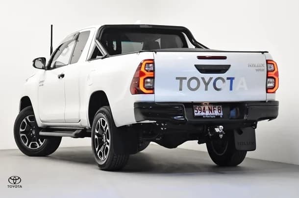 2024 Toyota Hilux 4x4 SR5 image 5