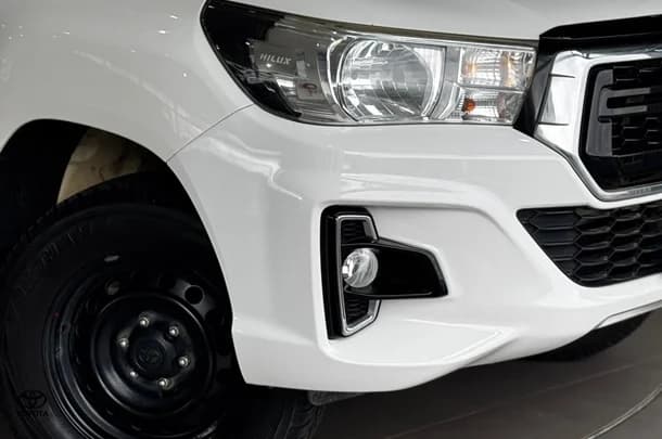 2020 Toyota Hilux SR image 2