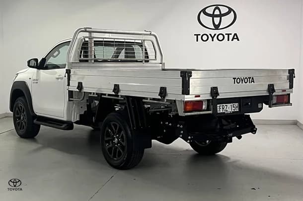 2024 Toyota Hilux SR image 8