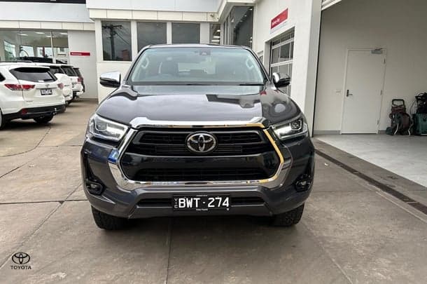 2022 Toyota Hilux 4x4 SR5 image 2