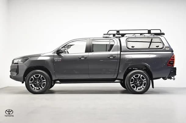 2024 Toyota Hilux 4x4 SR5 image 4