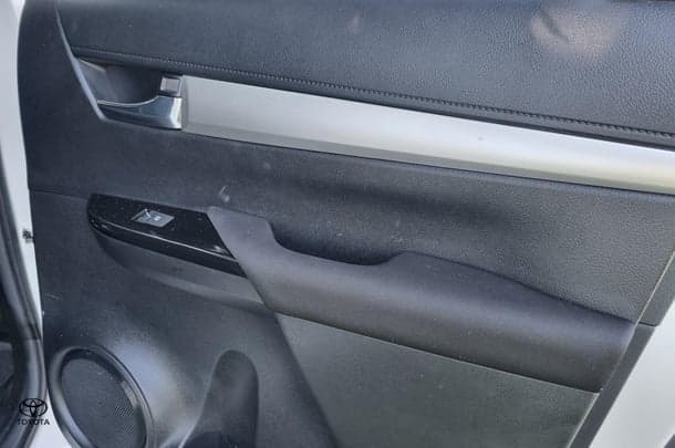 2020 Toyota Hilux 4x4 SR5 image 17