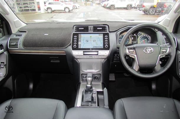 2023 Toyota Prado VX image 18