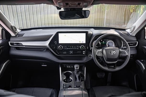 2024 Toyota KLUGER HYBRID AWD GRANDE image 9