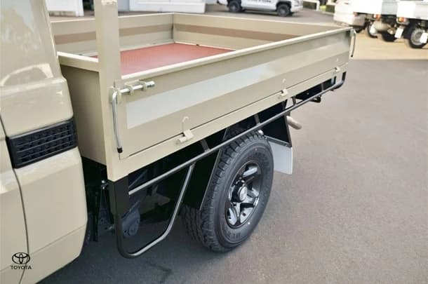 2025 Toyota LC Military GXL image 12