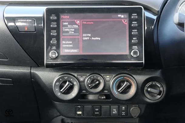 2023 Toyota Hilux 4x4 SR image 15