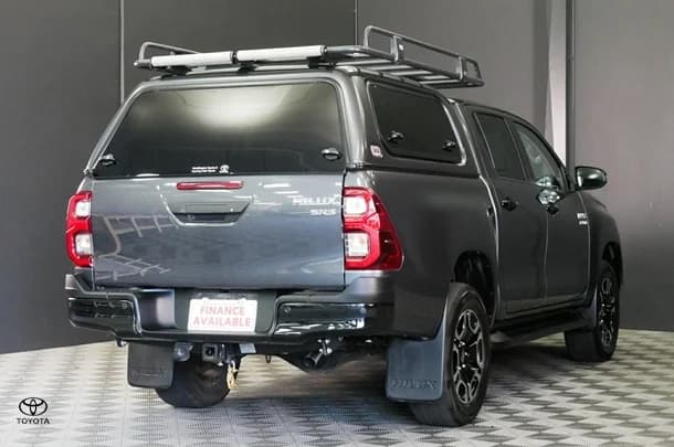2024 Toyota Hilux 4x4 SR5 image 4