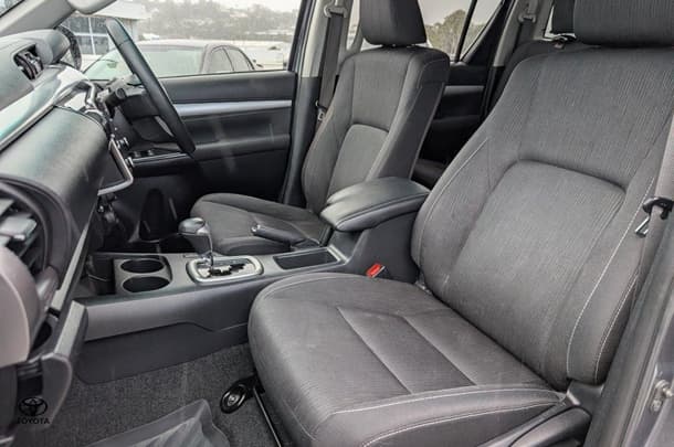 2022 Toyota Hilux SR5 image 14