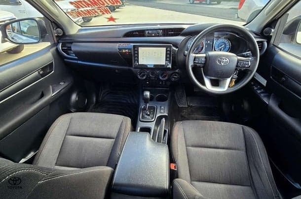 2021 Toyota Hilux SR image 2