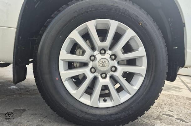 2017 Toyota Prado VX image 12