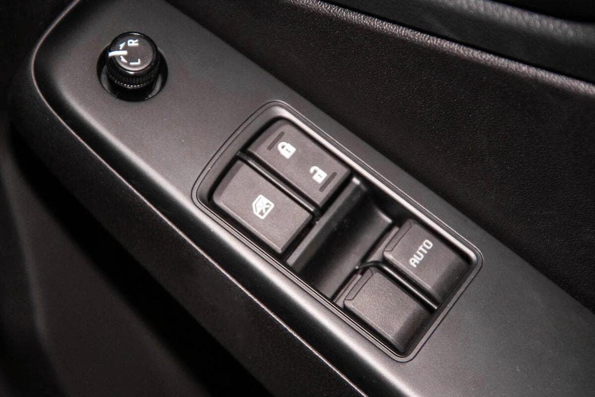 2025 Isuzu D-MAX SX Manual 4x4 MY24 image 17