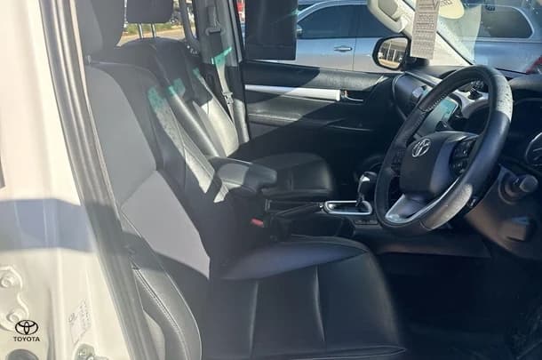 2020 Toyota Hilux SR5 image 11