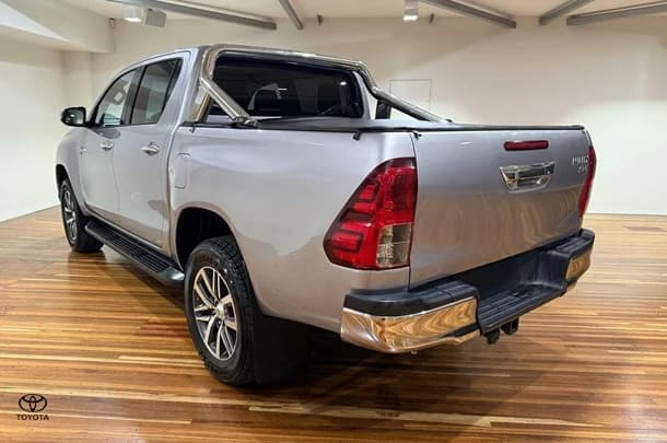 2019 Toyota Hilux SR5 image 2