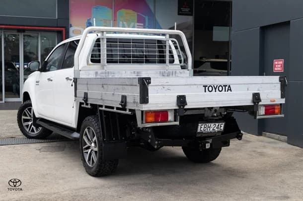 2018 Toyota Hilux 4x4 SR5 image 2