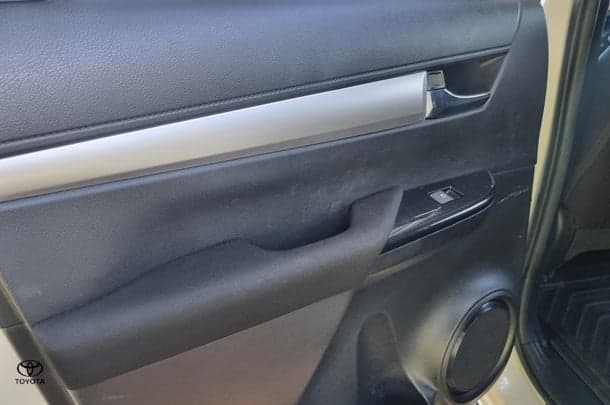 2020 Toyota Hilux 4x4 SR5 image 14