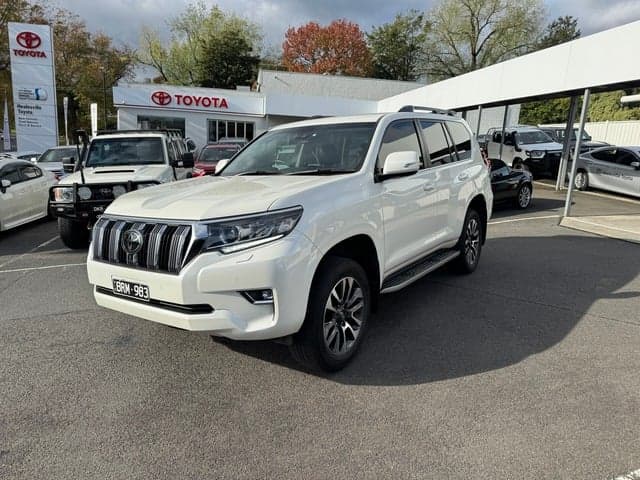 2021 Toyota Prado VX image 3