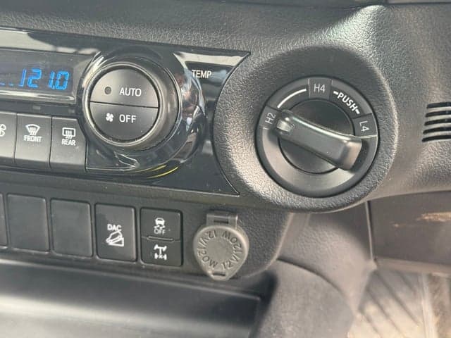 2022 Toyota Hilux SR5 image 16