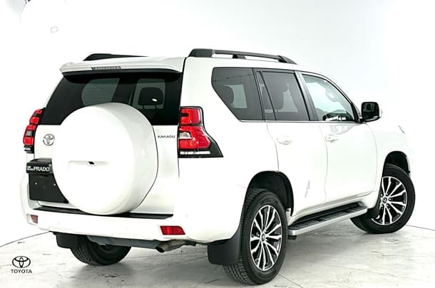 2022 Toyota Prado Kakadu image 10