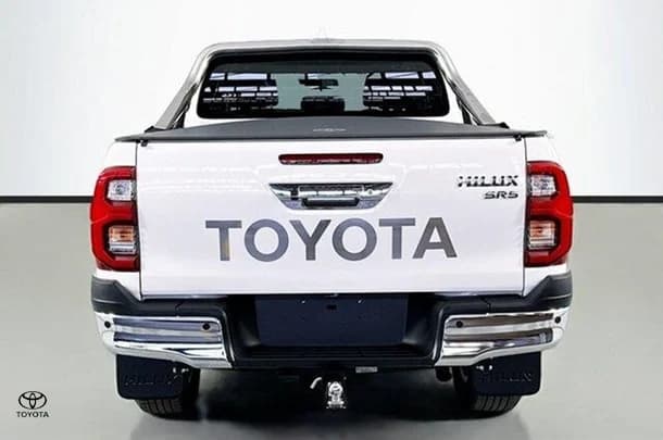 2023 Toyota Hilux SR5 image 7