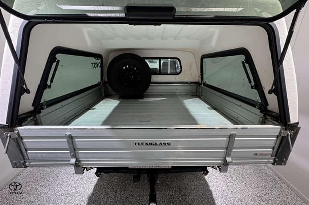 2022 Toyota Hilux SR image 9