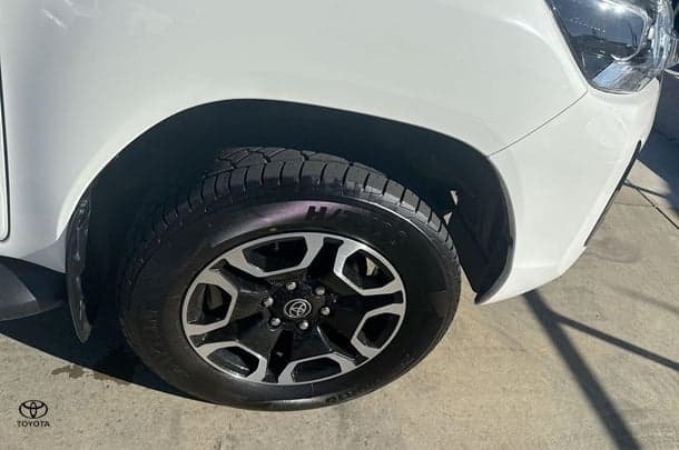 2020 Toyota Hilux SR5 image 10