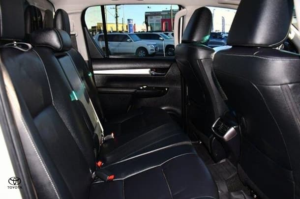 2018 Toyota Hilux SR5 image 8