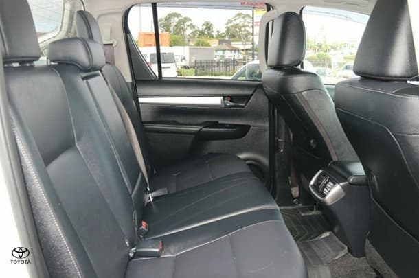 2022 Toyota Hilux 4x4 SR5 image 7
