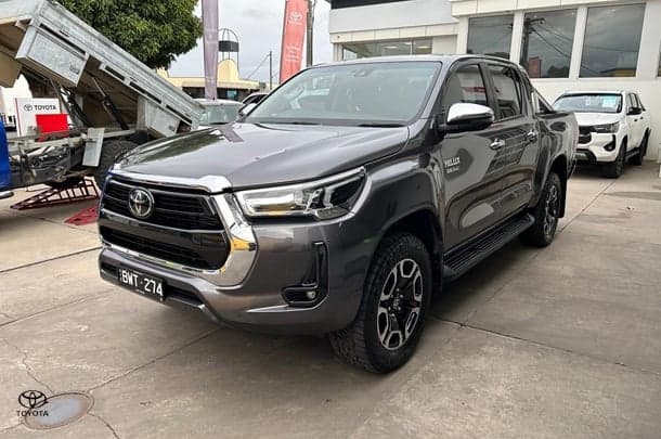 2022 Toyota Hilux 4x4 SR5 image 3