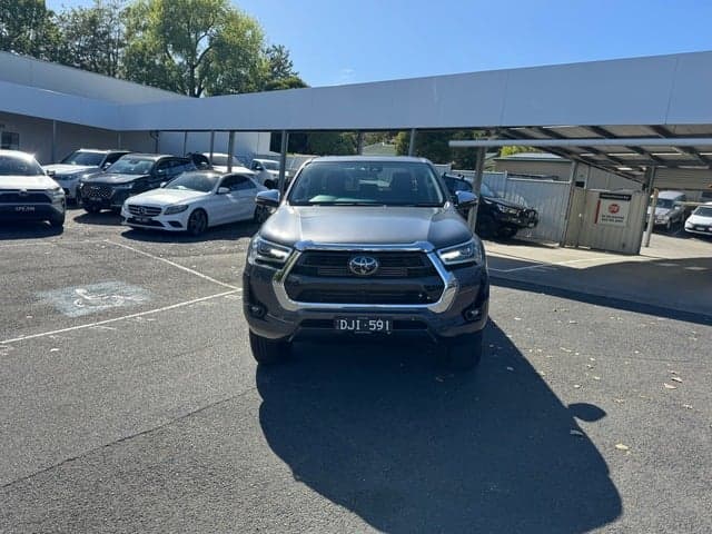 2023 Toyota Hilux SR5 image 2