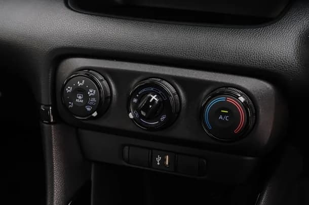 2022 Toyota Yaris Ascent Sport image 16