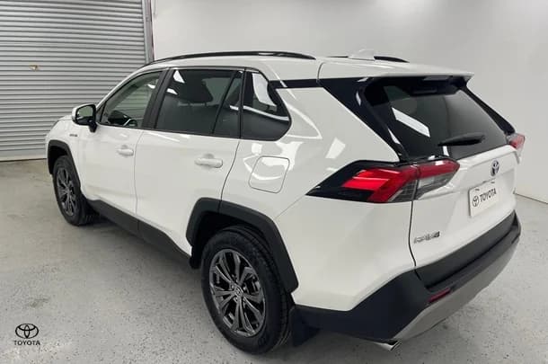 2023 Toyota RAV4 Hybrid GXL-2WD image 5