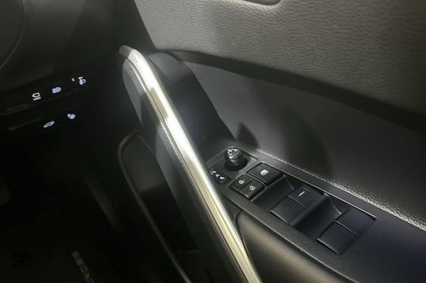 2023 Toyota Corolla Cross Hybrid Atmos AWD image 15