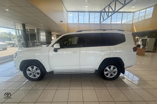 2023 Toyota Landcruiser GXL image 4