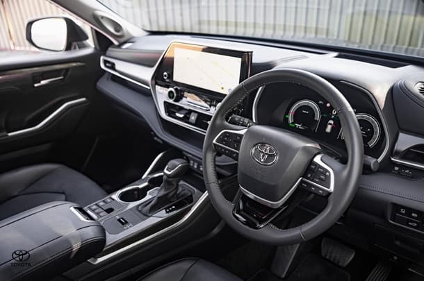 2024 Toyota KLUGER HYBRID AWD GRANDE image 16