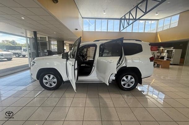 2023 Toyota Landcruiser GXL image 12