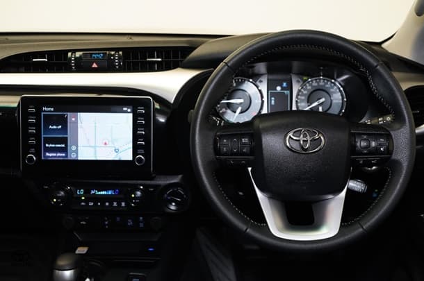 2024 Toyota Hilux 4x4 SR5 image 9