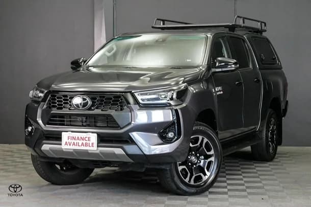 2024 Toyota Hilux 4x4 SR5 image 3
