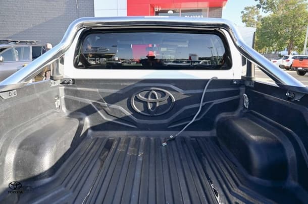 2017 Toyota HILUX SR5 image 9