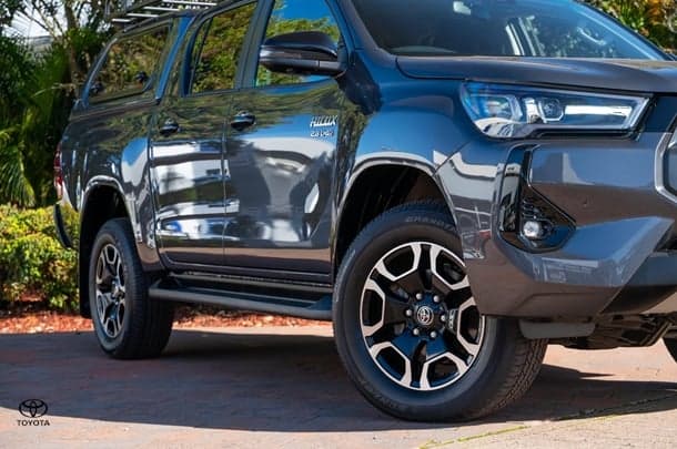 2024 TOYOTA Hilux 4x4 SR5 image 6