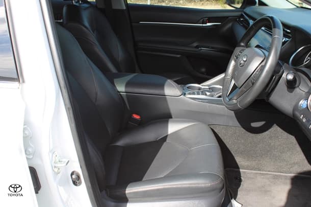 2019 Toyota Camry Hybrid SL image 16
