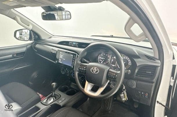 2022 Toyota Hilux SR image 12