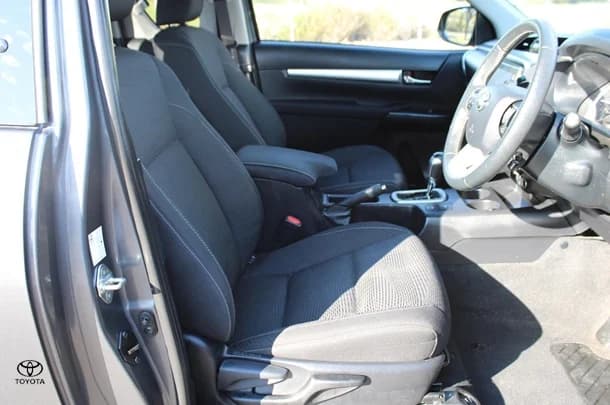 2023 Toyota Hilux 4x4 SR5 image 18