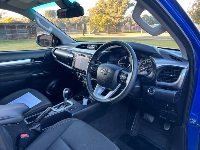 2022 Toyota HILUX SR5 image 10