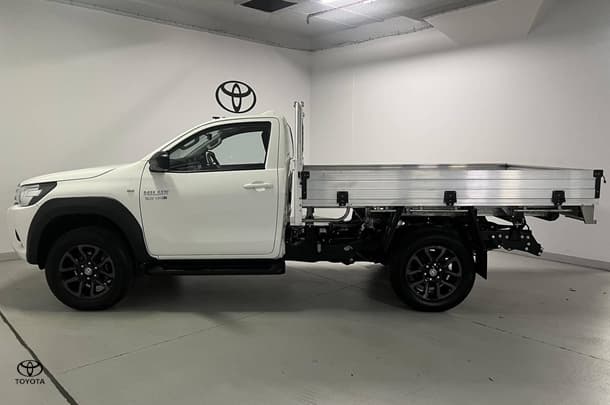 2024 Toyota Hilux SR image 9