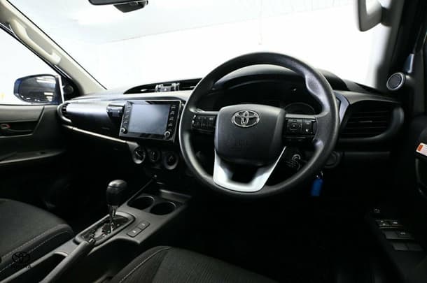 2023 Toyota Hilux SR image 19
